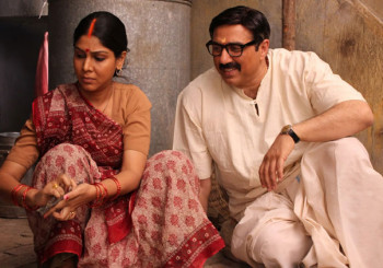 sunny-deol-sakshi-tanwar- Moholla Assi A still from Banned Film Moholla assi